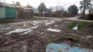 BARRO. La calle Garibaldi no permite el paso de vehículos..