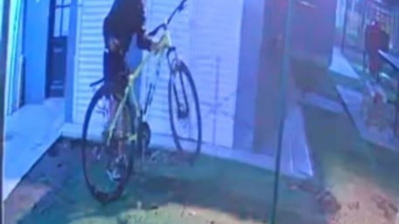 El ladrón se lleva el rodado (captura de video)..
