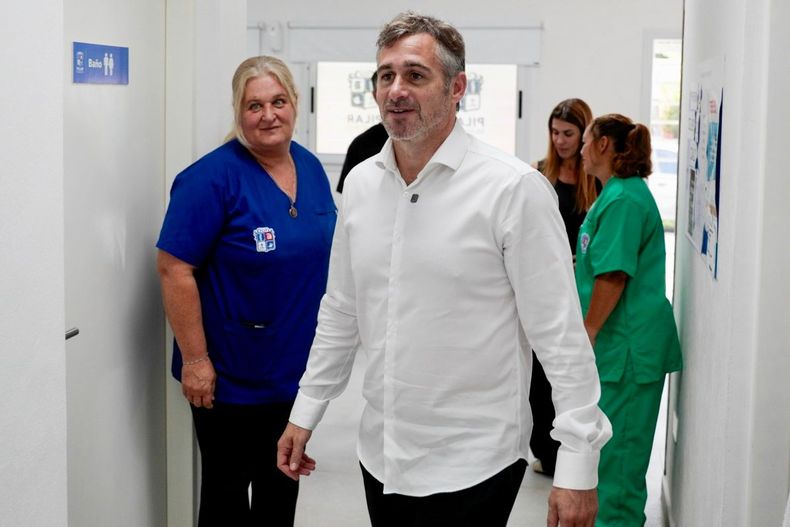 Federico Achával, durante su recorrida por el nuevo Centro de Atención Primaria de la Salud de La Pilarica.