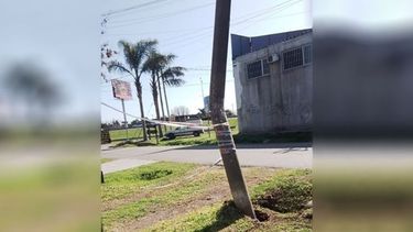 El municipio de @MunicipioPilar está esperando que el palo de luz se caiga y rompa algo o lastime a alguien, o con la cinta de peligro ya no se cae. Jacintolgi / @Jacintolgi2020..