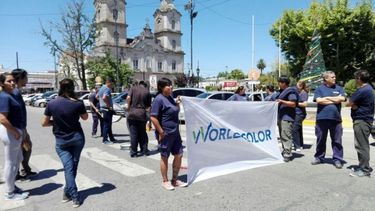 Los trabajadores de la cooperativa se manifestaron frente al municipio. .