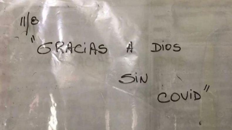 El cartel que se exhibe desde hace seis días en el piso de internaciones por covid de la Clínica Fátima. .
