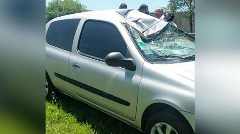 IMPACTO. Así quedó el Clio tras embestir al motociclista..