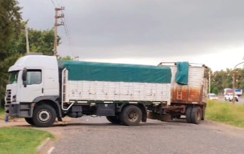 El camión estaba cruzada en la colectora cuando se produjo el accidente fatal.