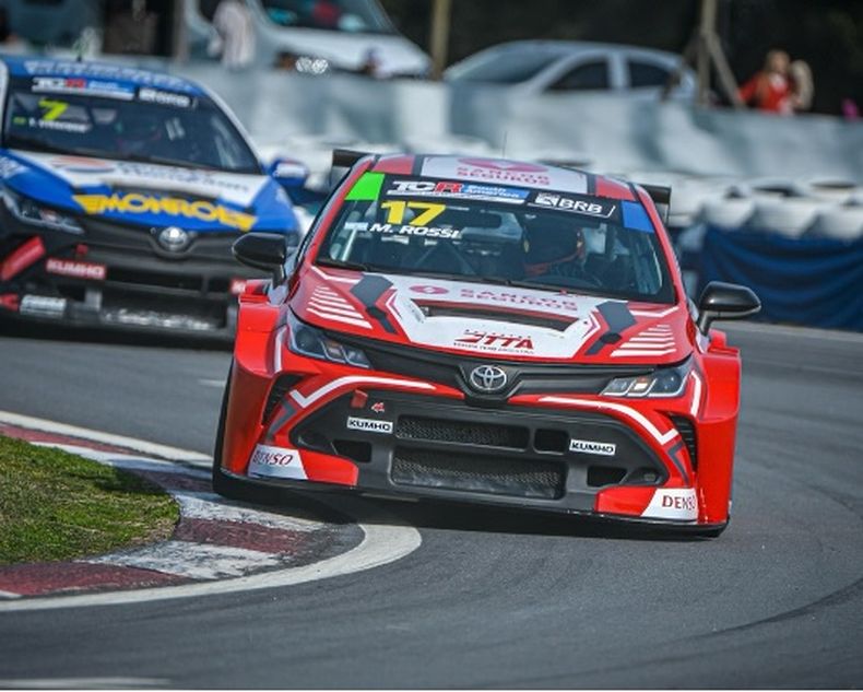 El Toyota de Rossi en plena curva del autódromo de Mercedes.