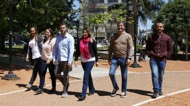 PARA ADELANTE. Juanes, Bortule, Achával, Domínguez, Roldán y Prado, ayer, en la plaza 12 de Octubre..