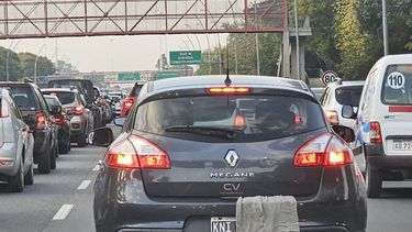 Los vivos de siempre. Por General Paz, pobre el muchacho del lavadero. Se olvidó su herramienta de trabajo. @lapanaweb.&nbsp; &nbsp;