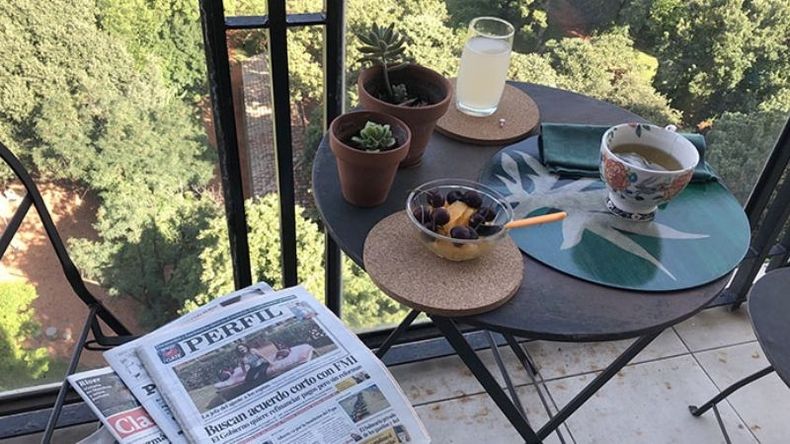 TERRAZA. La foto del desayuno que disparó el debate en las redes..