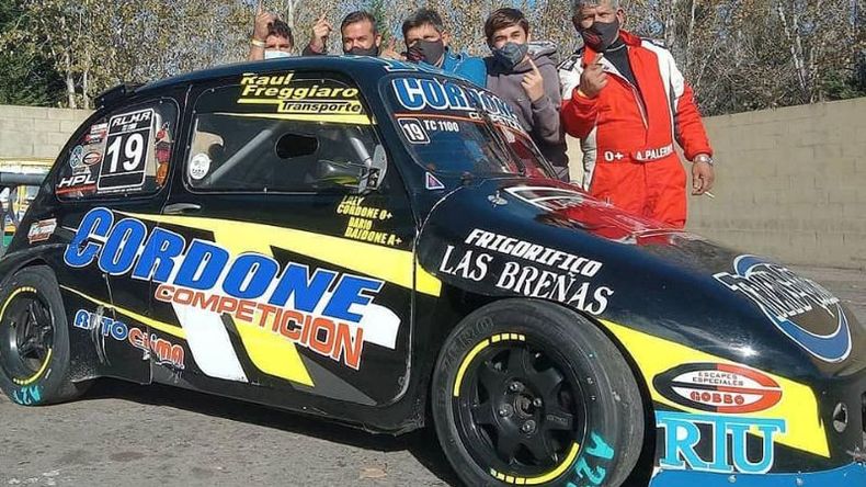 MÁS RÁPIDO. Todo el Cordone Competición festeja la pole en el “Roberto Mouras”..