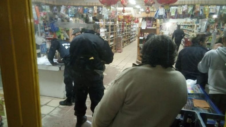 PERICIAS. La policía trabaja en el lugar del ataque..