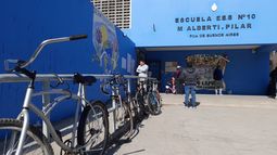 A votar en bici. Escuela Nº 10 de Manuel Alberti. Diego.