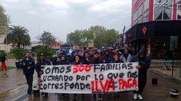 MARCHA. Los trabajadores de ILVA se movilizaron este viernes bajo la lluvia.