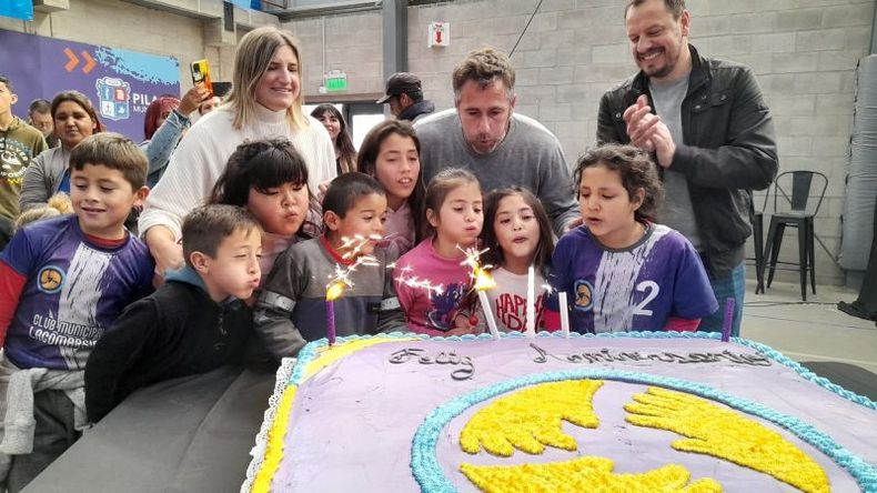 TORTA. Achával, Paula González y Juan Manuel Morales soplan las velitas junto a los chicos del club..