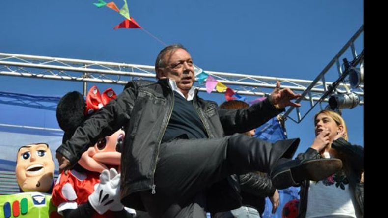Pum para arriba La fiesta del Día del Niño organizada por la Municipalidad desbordaba de regalos para los chicos. Entre otros obsequios, hubo bicicletas y pelotas de plástico. Como se puede ver en esta foto, el intendente Zúccaro no resistió la tentación y con gran gesto técnico (dirían los viejos relatores) la revoleó hacia el público. La cara de su hija y secretaria privada, Jazmín, no se sabe si es de asombro por lo bien que le pegó su padre o de preocupación ante una posible les.