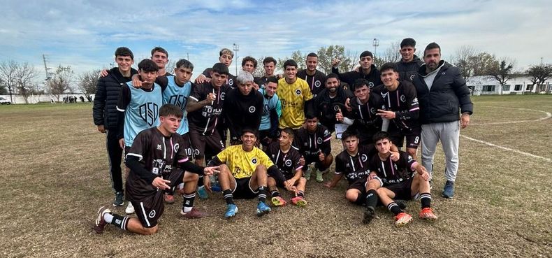 EQUIPO. La Tercera División de Real Pilar que ganó este martes en Laferrere.
