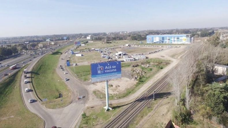DESDE EL AIRE. El centro de vacunación del kilómetro 46 recibió la mayor afluencia..