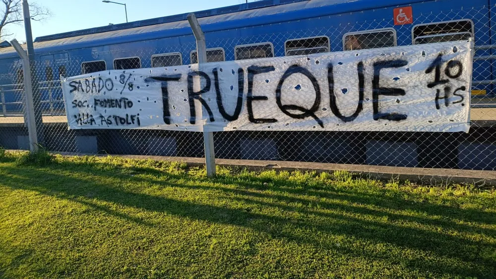 CONVOCATORIA. Un cartel en la estación invita al trueque se este sábado.