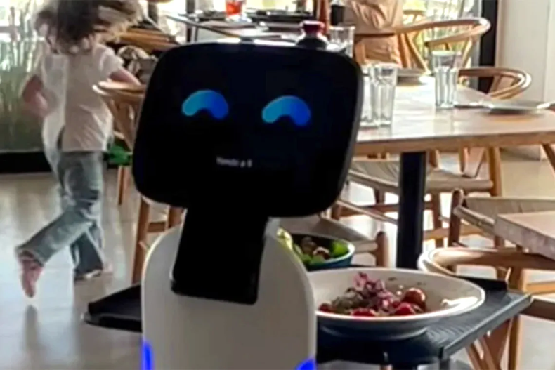 El robot fue bautizado Caio en homenaje a un extrabajador del lugar. (El Popular)..webp