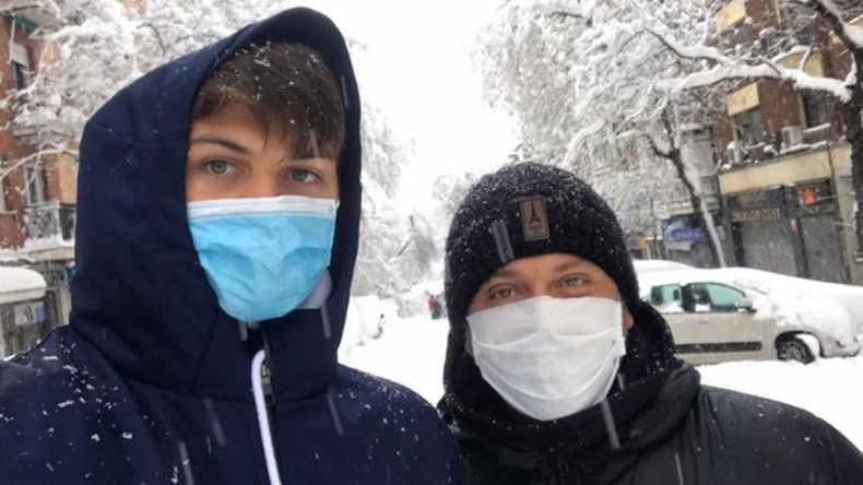 EN LA CALLE. Lucas y su papá Sergio con la nevada de fondo..
