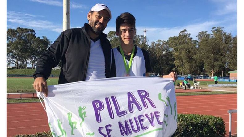 BRONCE. El atleta especial Franco Núñez (100m), con su medalla..
