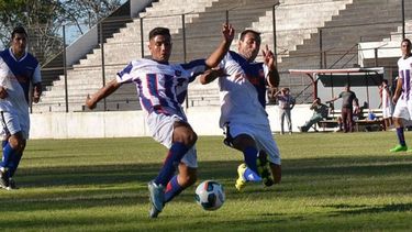 ARCO. Leonardo Zarza busca su remate en un empate que le sirve al Ciclón..