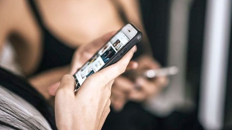 13,3% asumió que “interrumpe conversaciones familiares y con amigos” para chequear su móvil..