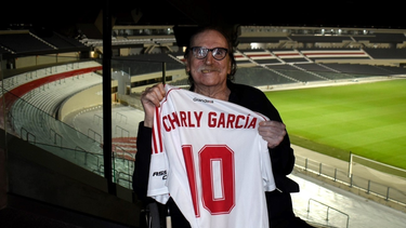 el diez del rock: charly garcia visito el monumental y poso con su camiseta numero 10