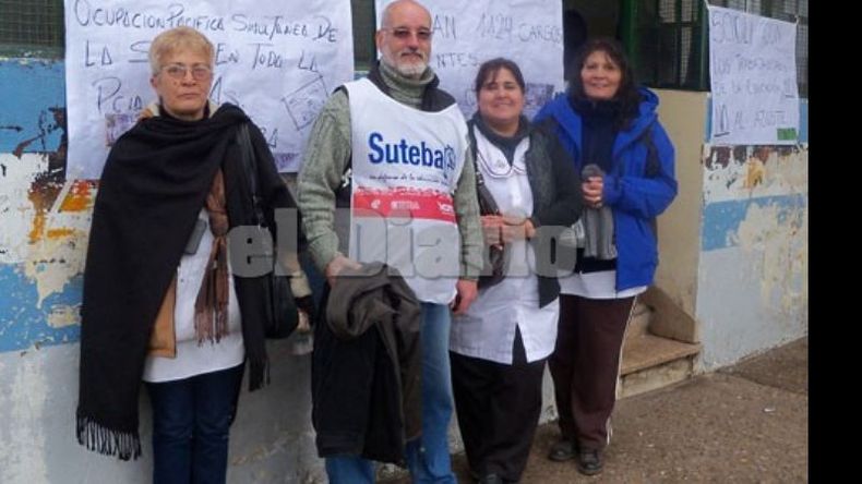 Cánepa y docentes frente a la sede local de la Dirección General de Escuelas..