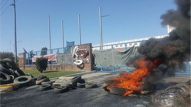 FUEGO. Ayer por la mañana, el conflicto llegó al punto máximo..