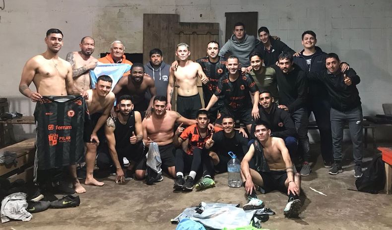 Los jugadores de Zelaya felices en el vestuario tras bajar al puntero del grupo.