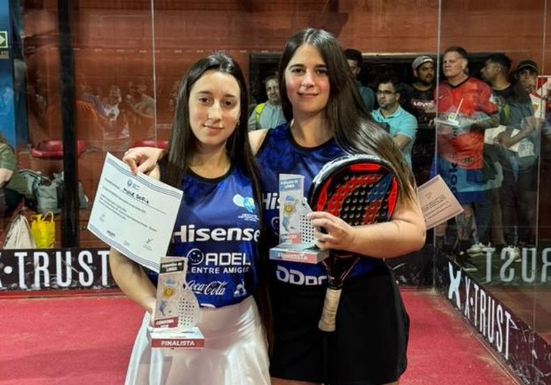 Sofía Molle (izquierda) y Camila Negrete, luego de lograr el boleto al Panamericano.