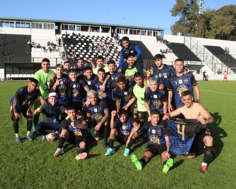Los jugadores de Metal&uacute;rgico posan tras la gran victoria en el Carlos Barraza.