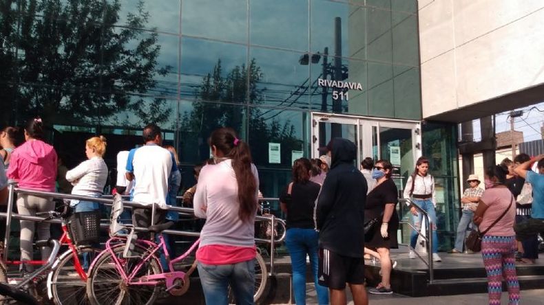 La puerta del Banco Provincia de Derqui (foto Maxi Martínez)..