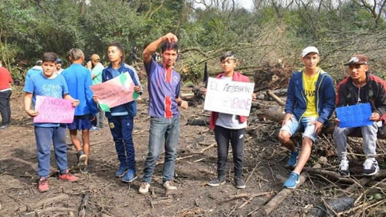 RECLAMO. Ambientalistas ya se manifestaron el jueves contra la tala..