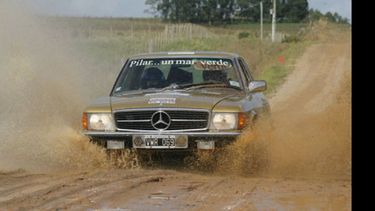 El Mercedes (modelo 1977) de Urroz pasa por uno de los badenes del trayecto..