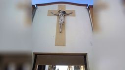 Siendo un sitio de interés turístico no deberíamos permitir que el hornerito haga su nido en el hombro de Cristo. Pienso que si lo dejan así, a mí no me va a molestar. Que decida Achával. Jorge..