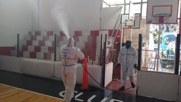POLICÍA ECOLÓGICA. Tareas de desinfección en el Club Atlético Pilar. .