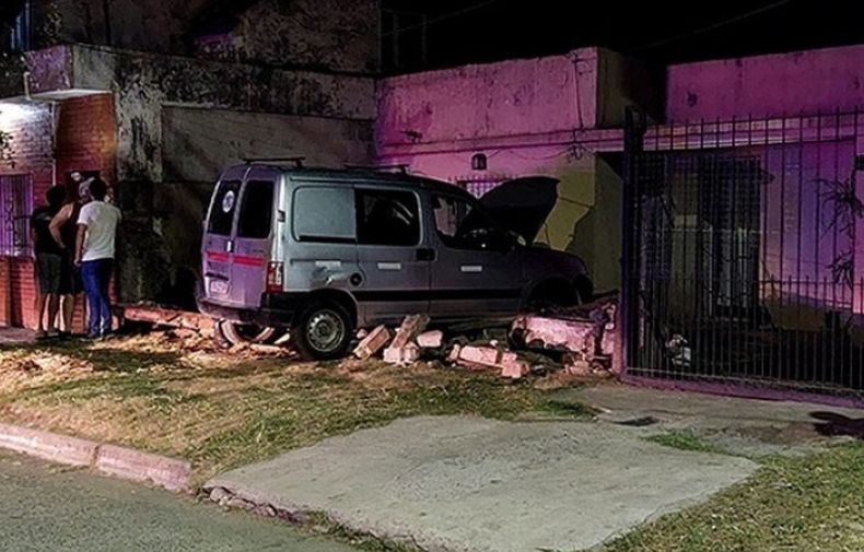 El utilitario quedó incrustado en un muro.