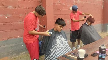 Niños y jóvenes se cortaron el pelo de manera gratuita en Zelaya.