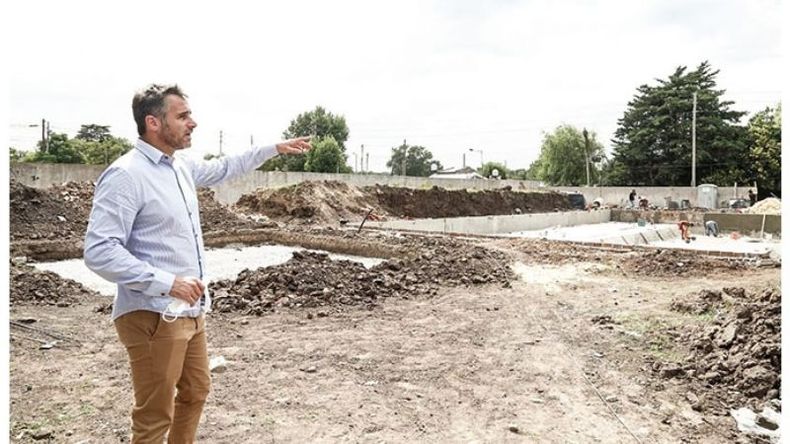 OBRA. Achával recorrió la obra en Peruzzotti y dijo que la pileta estará en enero..