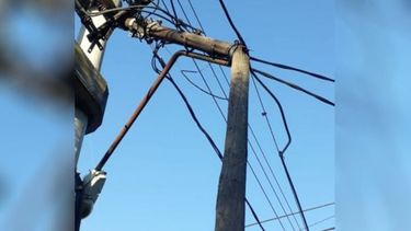 Tres reclamos y nada! Hay una escuela enfrente! Agradecemos difusión. A punto de caer. Puede matar a un peatón, a un niño! Sara Maqueda y Berutti, Del Viso. Hugo Ignacio Trusso / @NachoTrusso. .