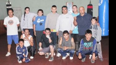 Más de 30 chicos y chicas entrenan en la escuela de boxeo del club..
