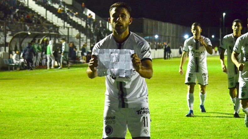 DEDICATORIA. “Fuerza Ma. Te queremos”, escribió Tossi en el cartel. (FOTO: FREDY CABALLERO)..