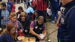 RACIONES. Más de 150 personas pasaron por la olla popular de Derqui..