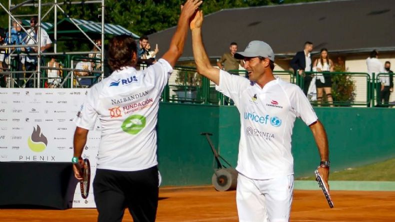 Junto a Adolfo Cambiaso, que también se sumó a la movida solidaria. .
