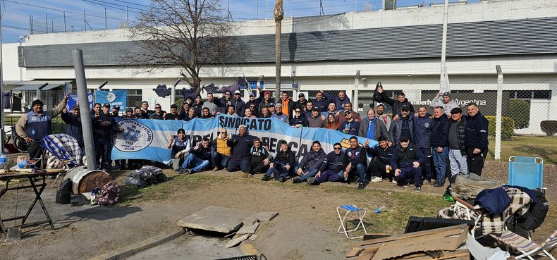 DESPEDIDA. Los trabajadores cerraron el acampe tras un mes y aceptaron el cierre.