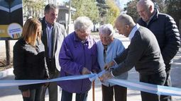 CINTAS. Ducoté, en la inauguración, con funcionarios y vecinos..