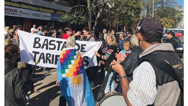 RECLAMO. Los manifestantes expresaron su bronca por el tarifazo..