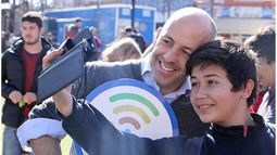 CONECTADO. Ducoté estrenando WiFi en la plaza. .
