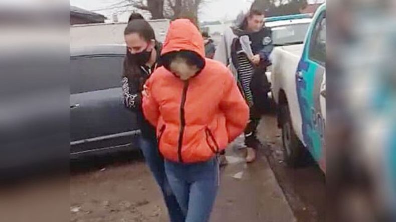 JÓVENES. Momento en que son detenidos; ella tiene 19 y el 21..